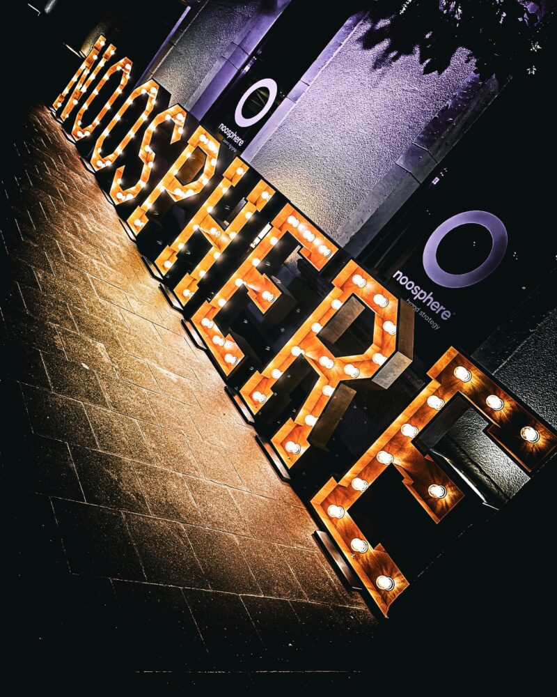 lettres lumineuses noosphere by New Dimension