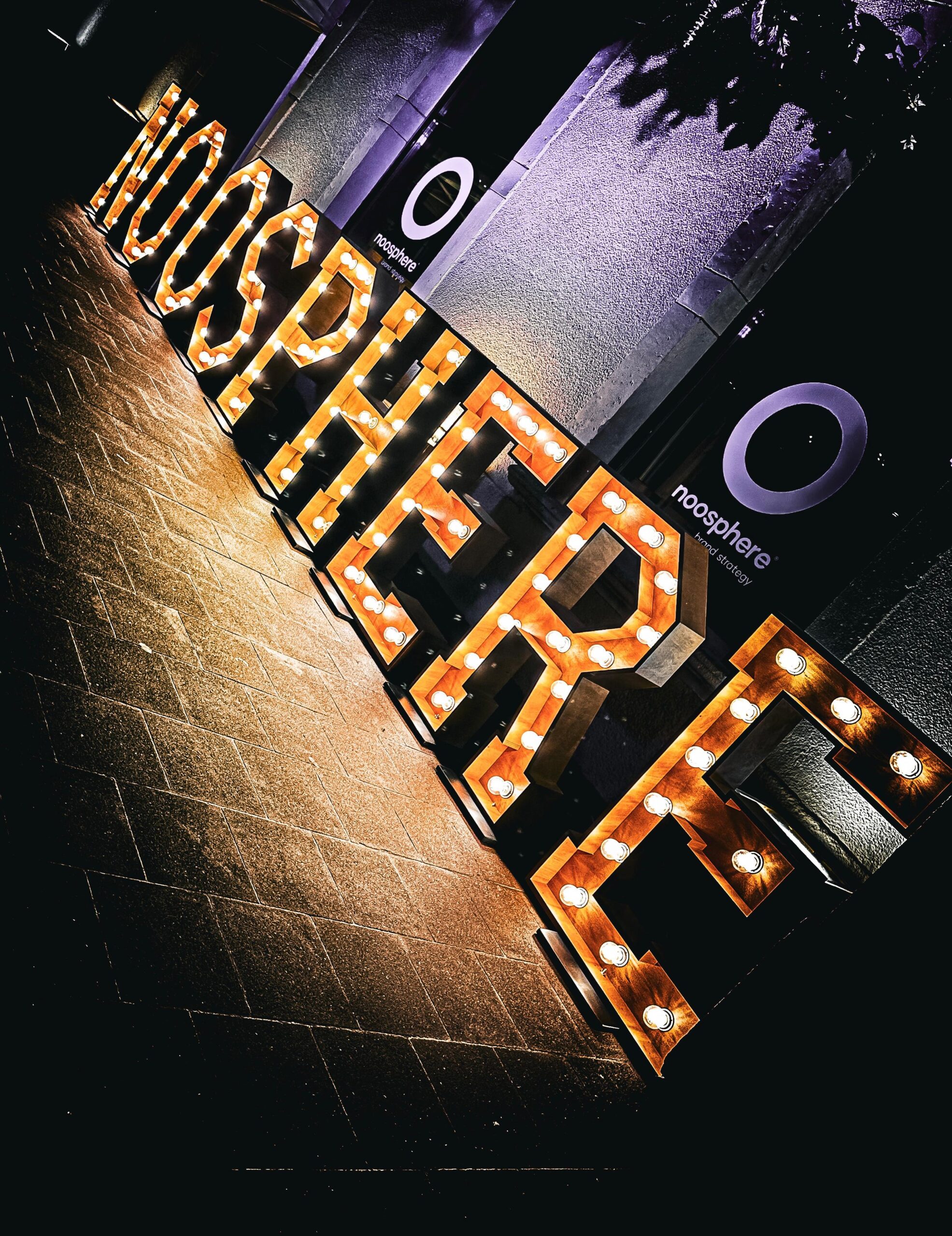 lettres lumineuses noosphere by New Dimension